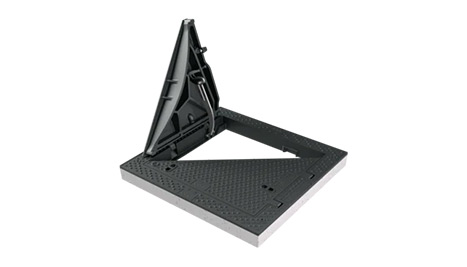 3D-Rendering einer halb geöffneten Schachtabdeckung für rechteckige Schächte.